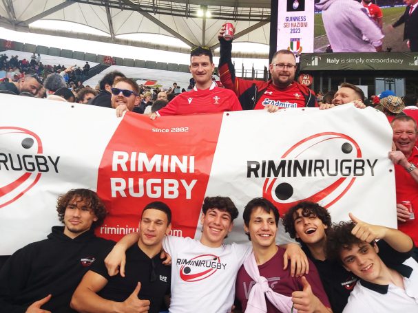 Giovani rugbisti con la bandiera di RiminiRugby allo stadio Olimpico di Roma per il 6Nazioni